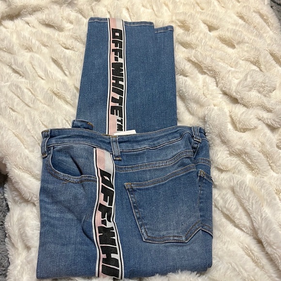 Off-White Apparel - Picture 5 of 9